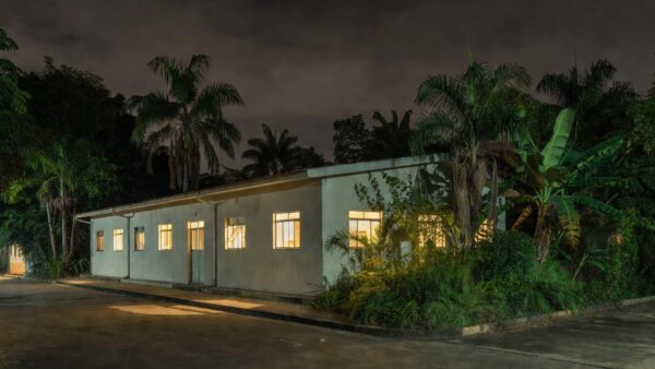 Prédio do Conselho Tutelar em Porto Velho à noite, atuando 24 horas na proteção de crianças e adolescentes