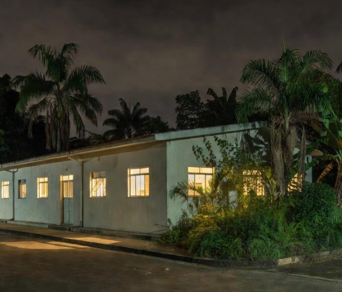Prédio do Conselho Tutelar em Porto Velho à noite, atuando 24 horas na proteção de crianças e adolescentes