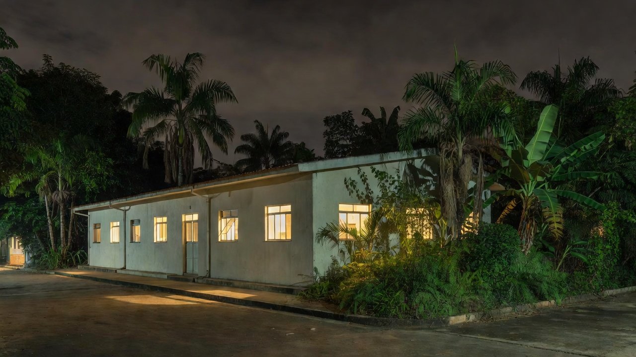 Prédio do Conselho Tutelar em Porto Velho à noite, atuando 24 horas na proteção de crianças e adolescentes