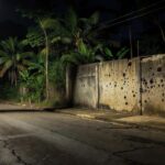 Rua deserta em Porto Velho com marcas de tiros