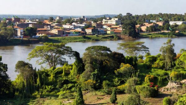Paisagem de Porto Velho em Rondônia com elementos de campanha ao Senado