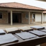 Fórum judicial em Candeias do Jamari com documentos sobre absolvição de prefeito por peculato