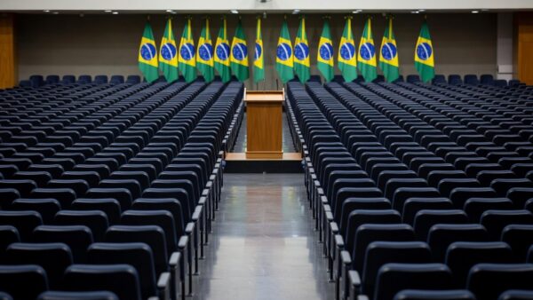 Auditório preparado para convenção estadual do Fedup sobre eleições 2026