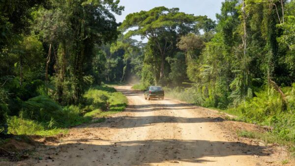 Fiat Palio verde fugindo em estrada rural de Ji-Paraná após tiroteio em festa.
