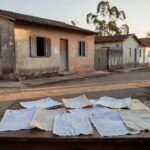 Casa brasileira com documentos financeiros representando endividamento das famílias