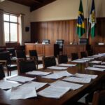 Sala de conferência do MDB em Rondônia com documentos e bandeiras