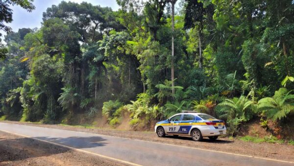 Viatura da PRF em rodovia de Rondônia durante operação policial