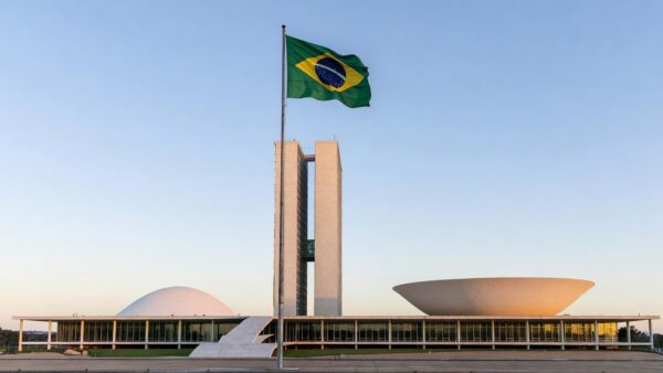 Palácio do Congresso Nacional em Brasília com bandeira brasileira, cenário político para candidatura ao Senado.