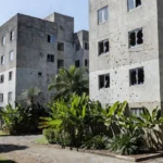 Condomínio em Porto Velho com marcas de tiros após ataque de facção CV