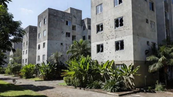 Condomínio em Porto Velho com marcas de tiros após ataque de facção CV