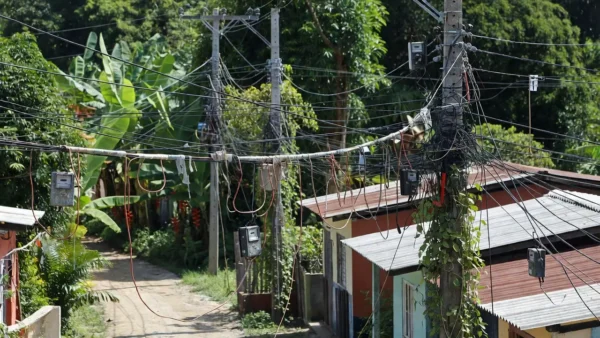 Conexões ilegais de energia ('gato') em postes em Porto Velho