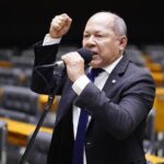 A faísca que incendiou Brasília: como Coronel Chrisóstomo iniciou a batalha que levou a CPMI do INSS aos grandes operadores do esquema.