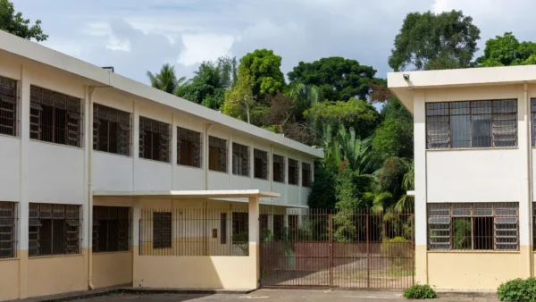Escola em Porto Velho com portões fechados durante mobilização de educadores
