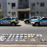 Viaturas da PM em operação apreendendo drogas no Condomínio Porto Belo