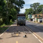 Acidente em ciclovia na Avenida Rio Madeira com caminhão e bicicleta danificada