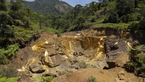 Jazida de ouro descoberta em região montanhosa do Brasil
