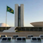 Congresso Nacional em Brasília com urnas eleitorais simbolizando eleições ao Senado