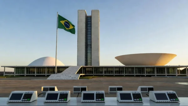 Congresso Nacional em Brasília com urnas eleitorais simbolizando eleições ao Senado