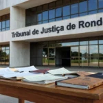 Fachada do TJ-RO com documentos sobre anulação de exonerações de servidores
