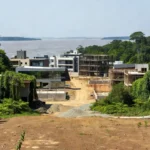 Paisagem urbana de Guajará-Mirim com desenvolvimento econômico em Rondônia