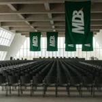 Auditório de convenção política com bandeiras do MDB no Brasil