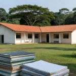 Escola pública em Porto Velho com elementos da educação brasileira e vegetação amazônica