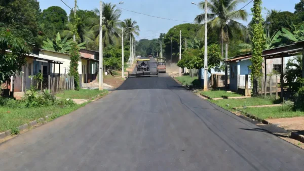 Rua recém-pavimentada com asfalto no bairro Nova Esperança em Porto Velho