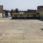 Quadra esportiva escolar vazia durante suspensão dos JIR 2026