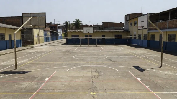 Quadra esportiva escolar vazia durante suspensão dos JIR 2026