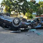 HR-V capotado contra carro estacionado em Porto Velho após acidente