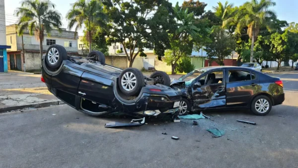 HR-V capotado contra carro estacionado em Porto Velho após acidente