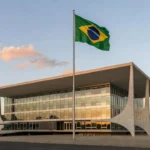 Fachada do TSE em Brasília com bandeira do Brasil