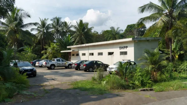 Fachada da delegacia DHPP em Jaci-Paraná após prisão