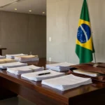 Escritório da Casa Civil com documentos e bandeira do Brasil