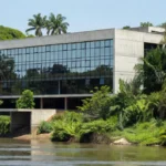 Prédio institucional em Porto Velho representando discussão sobre déficit previdenciário