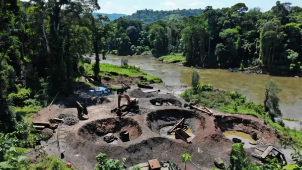 Garimpo ilegal de diamantes em terras indígenas de Rondônia, Amazônia