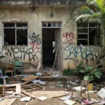Creche vandalizada em Porto Velho com janelas quebradas e pichações