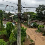 Ligação clandestina de energia em poste elétrico em Porto Velho, Rondônia.