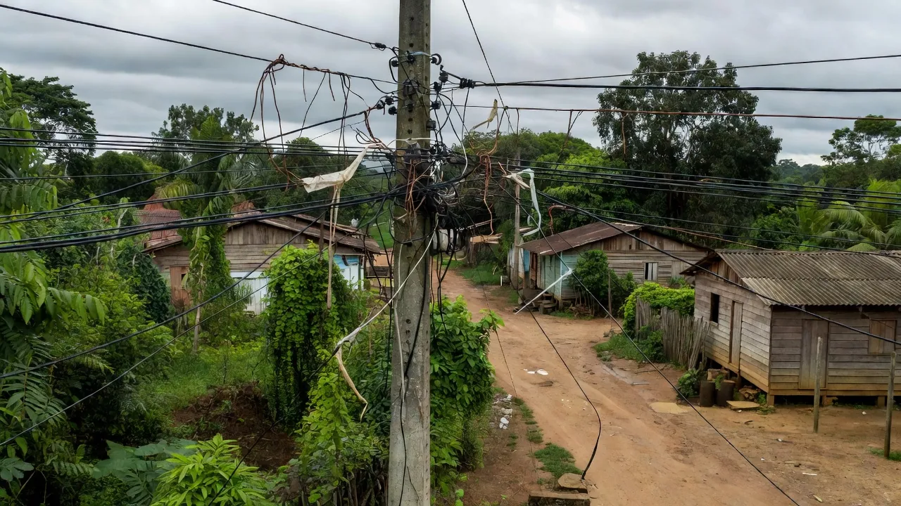 Ligação clandestina de energia em poste elétrico em Porto Velho, Rondônia.