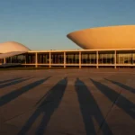 Congresso Nacional em Brasília simbolizando poder econômico e fake news na política