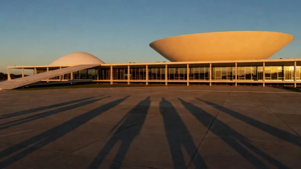 Congresso Nacional em Brasília simbolizando poder econômico e fake news na política