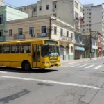 Ônibus urbano brasileiro representando desconto de 50% para idosos