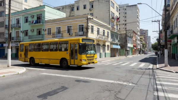 Ônibus urbano brasileiro representando desconto de 50% para idosos