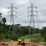 Torres de telecomunicações em paisagem rural de Rondônia