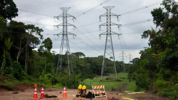 Torres de telecomunicações em paisagem rural de Rondônia