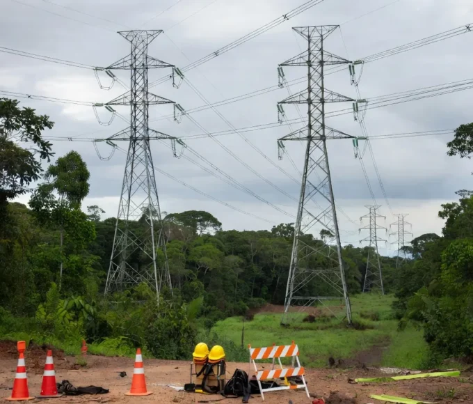 Torres de telecomunicações em paisagem rural de Rondônia
