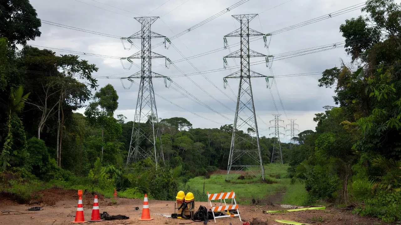 Torres de telecomunicações em paisagem rural de Rondônia