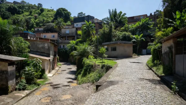 Comunidade na Zona Sul do Rio com demandas por infraestrutura e saúde