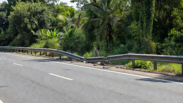 Proteção danificada na BR-364 em Porto Velho após colisão