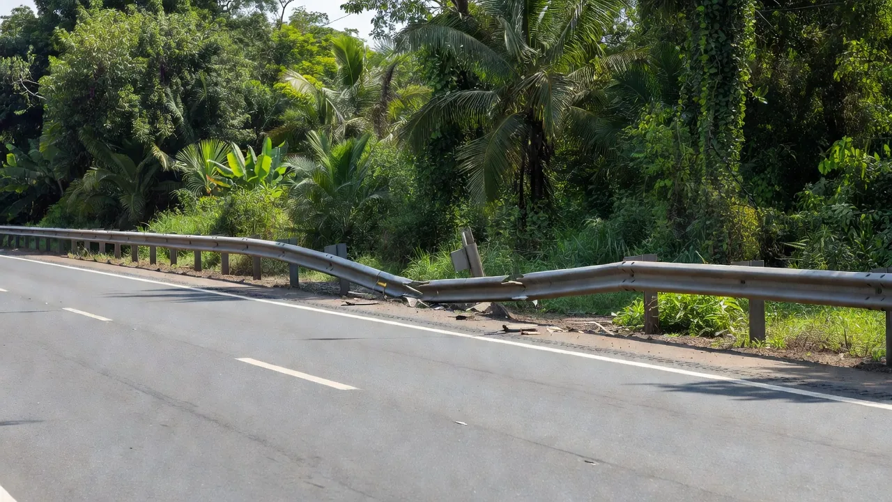 Proteção danificada na BR-364 em Porto Velho após colisão